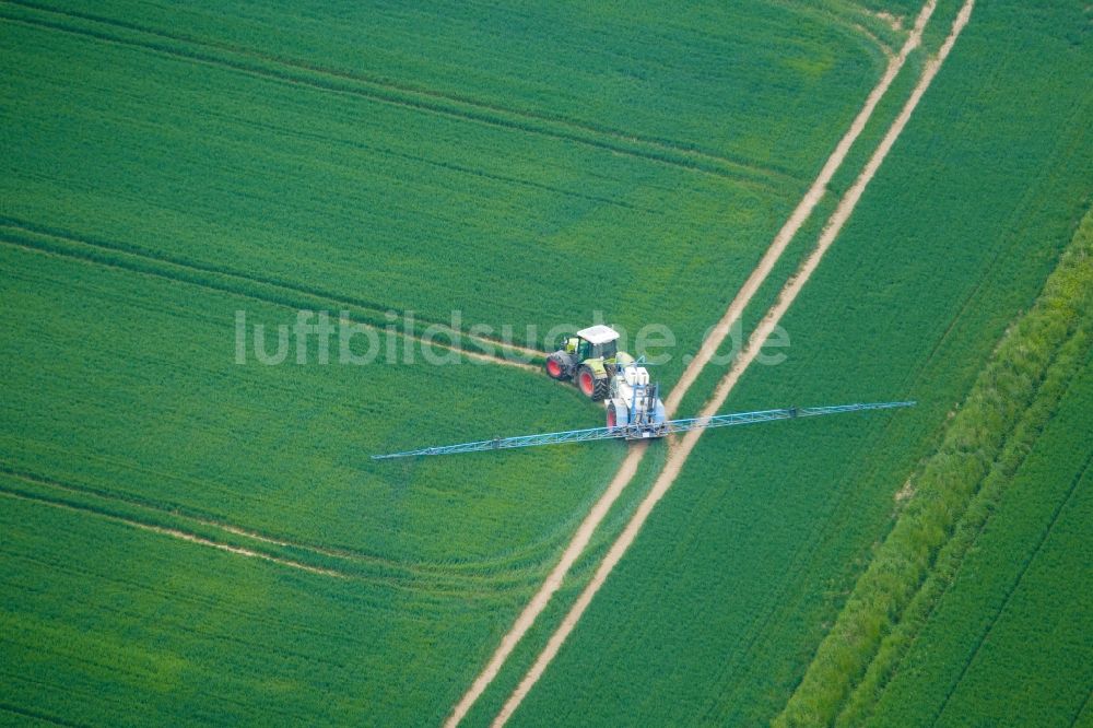 Luftaufnahme Rosdorf - Landmaschinen Einsatz zum Düngen von Feldern in Rosdorf im Bundesland Niedersachsen, Deutschland