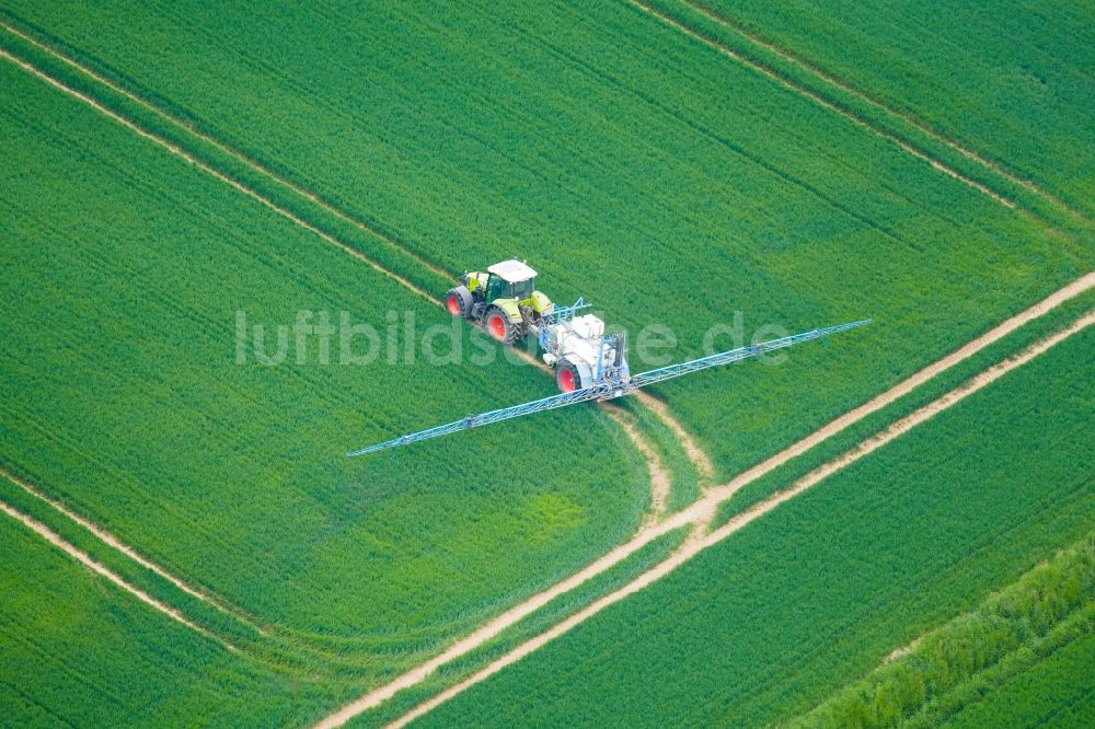 Rosdorf von oben - Landmaschinen Einsatz zum Düngen von Feldern in Rosdorf im Bundesland Niedersachsen, Deutschland