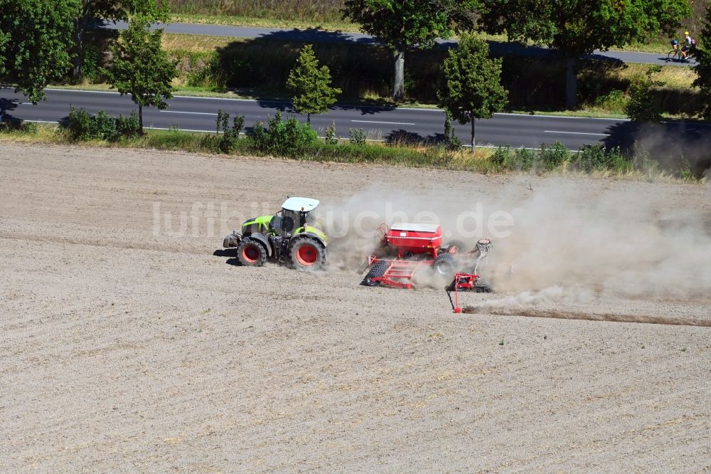 Luftaufnahme Schönfließ - Landmaschinen Einsatz zum Düngen von Feldern in Schönfließ im Bundesland Brandenburg, Deutschland