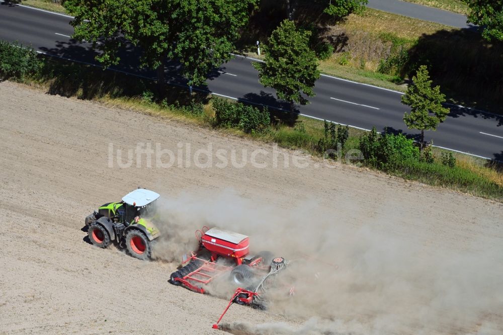 Schönfließ aus der Vogelperspektive: Landmaschinen Einsatz zum Düngen von Feldern in Schönfließ im Bundesland Brandenburg, Deutschland