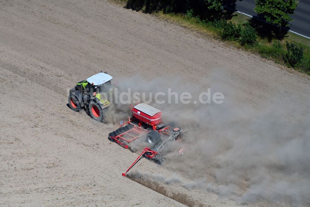 Luftbild Schönfließ - Landmaschinen Einsatz zum Düngen von Feldern in Schönfließ im Bundesland Brandenburg, Deutschland