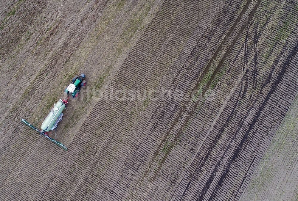 Sieversdorf von oben - Landmaschinen Einsatz zum Düngen von Feldern in Sieversdorf im Bundesland Brandenburg, Deutschland