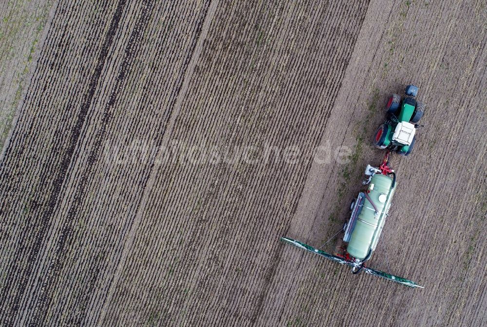 Luftaufnahme Sieversdorf - Landmaschinen Einsatz zum Düngen von Feldern in Sieversdorf im Bundesland Brandenburg, Deutschland