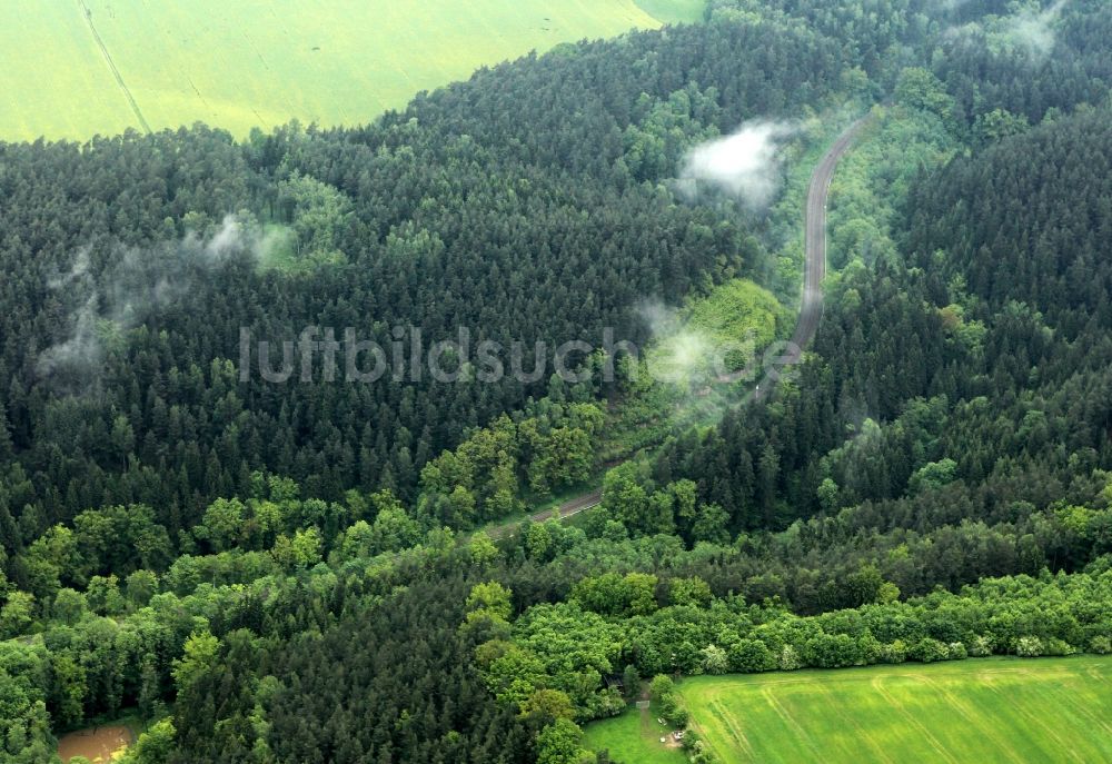 Luftbild Hermsdorf - Landschaft aufsteigender Nebel Wolken aus einem Wald im Saale-Holzland-Kreis bei Hermsdorf im Bundesland Thüringen