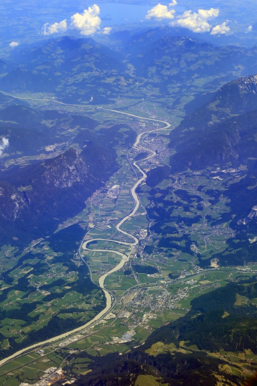 Wörgl von oben - Landschaft an der Autobahn- Trasse der Inntal-Autobahn im Inntal zwischen Wörgl und Kufstein in Wörgl in Tirol, Österreich
