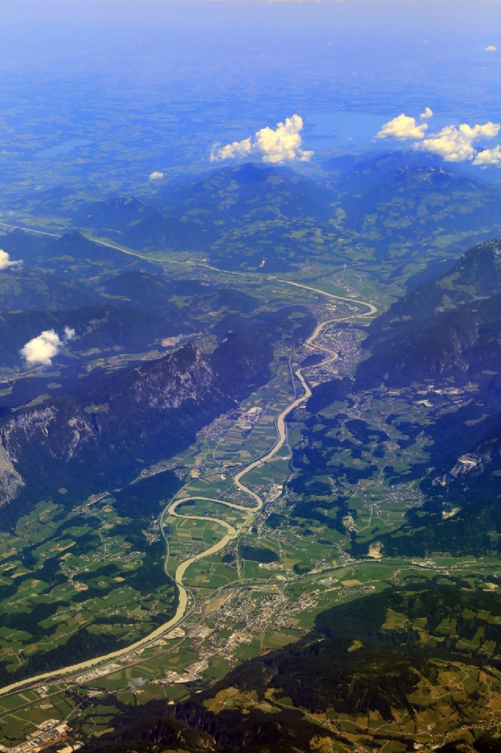 Wörgl aus der Vogelperspektive: Landschaft an der Autobahn- Trasse der Inntal-Autobahn im Inntal zwischen Wörgl und Kufstein in Wörgl in Tirol, Österreich