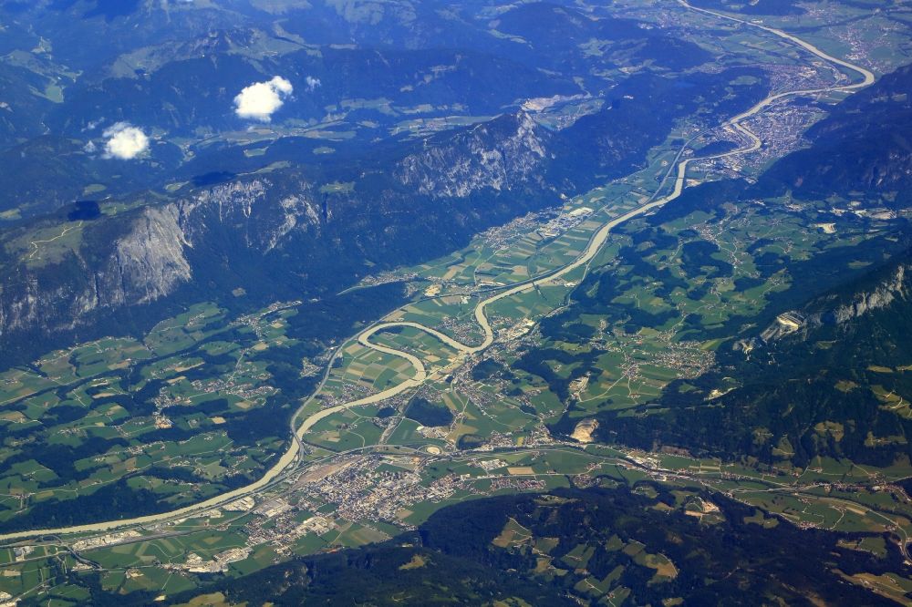 Luftbild Wörgl - Landschaft an der Autobahn- Trasse der Inntal-Autobahn im Inntal zwischen Wörgl und Kufstein in Wörgl in Tirol, Österreich