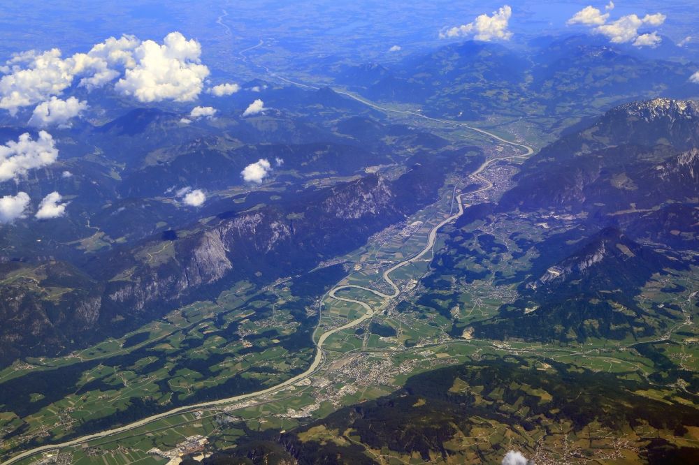 Luftaufnahme Wörgl - Landschaft mit Autobahn- Trasse und Streckenverlauf der Inntal-Autobahn im Inntal in den Alpen zwischen Wörgl und Kufstein in Wörgl in Tirol, Österreich