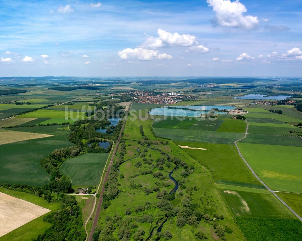 Luftaufnahme Schladen - Landschaft und Bahngleise südlich von Schladen im Bundesland Niedersachsen