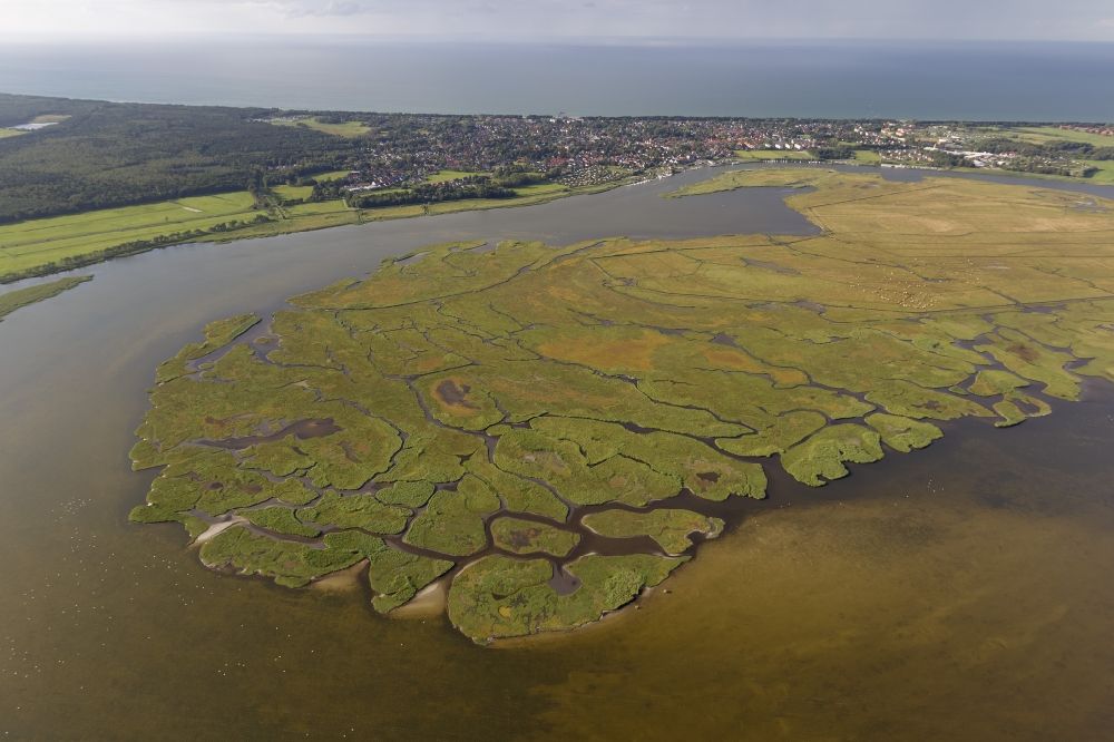 Luftbild Zingst - Landschaft des Barther Bodden mit der Insel Großer Kirr bei Zingst im Bundesland Mecklenburg-Vorpommern