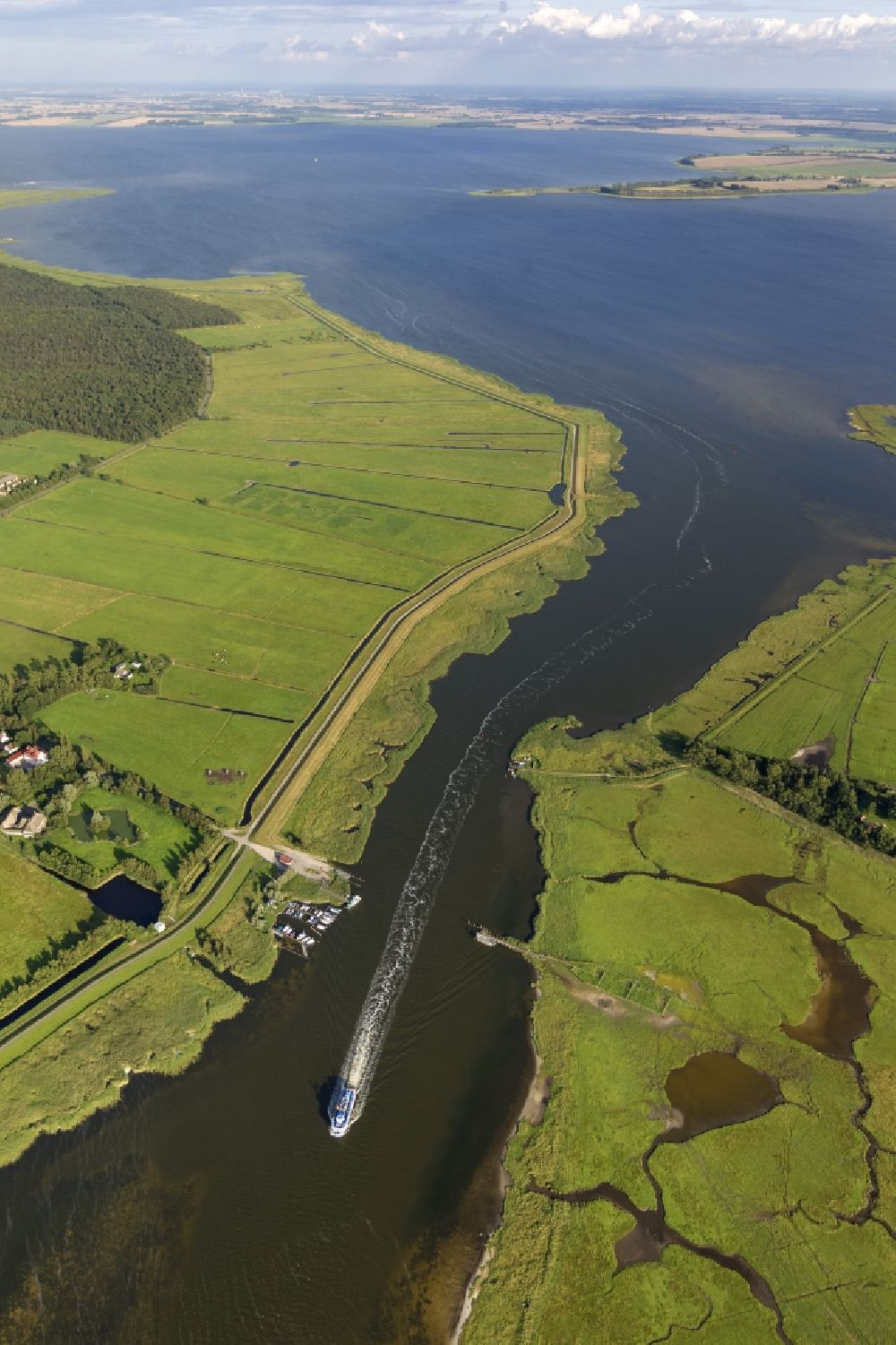 Luftbild Zingst - Landschaft des Barther Bodden mit der Insel Großer Kirr bei Zingst im Bundesland Mecklenburg-Vorpommern