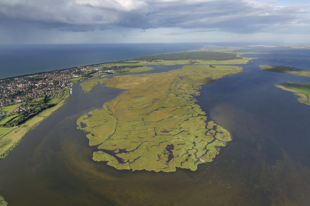 Luftaufnahme Zingst - Landschaft des Barther Bodden mit der Insel Großer Kirr bei Zingst im Bundesland Mecklenburg-Vorpommern