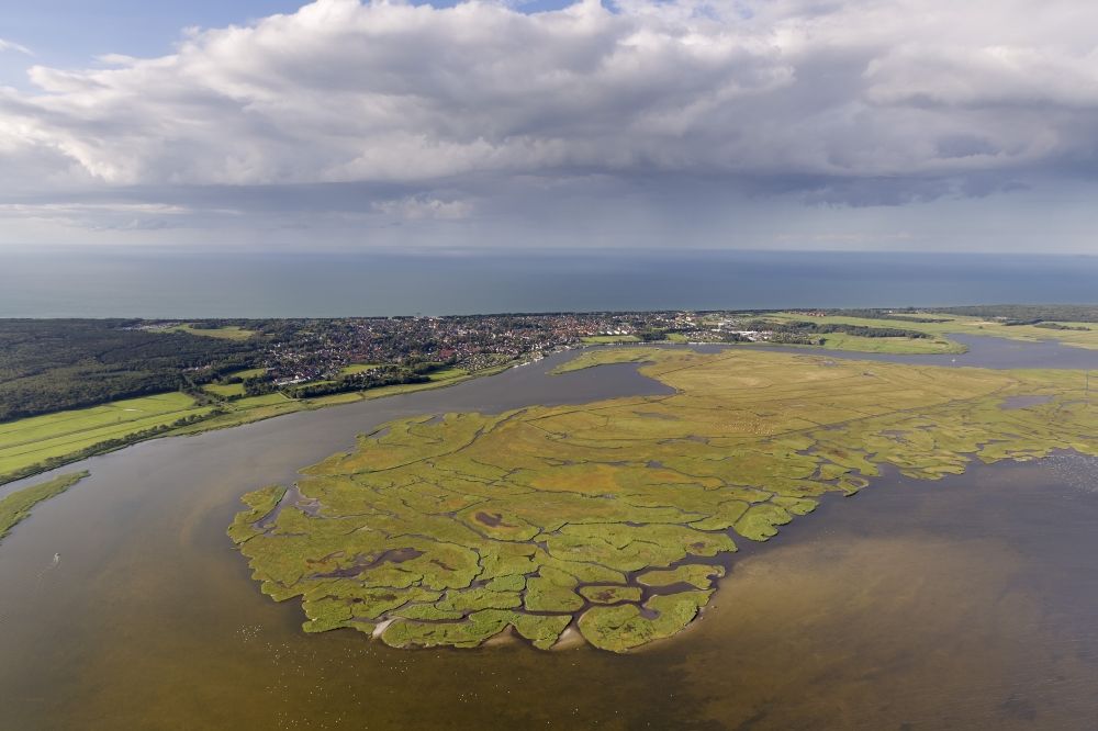 Luftaufnahme Zingst - Landschaft des Barther Bodden mit der Insel Großer Kirr bei Zingst im Bundesland Mecklenburg-Vorpommern