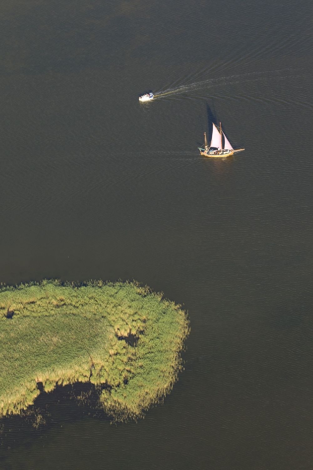 Luftaufnahme Zingst - Landschaft des Barther Bodden mit der Insel Großer Kirr und einem des Plattbodenschiff / Segelschiff bei Zingst im Bundesland Mecklenburg-Vorpommern