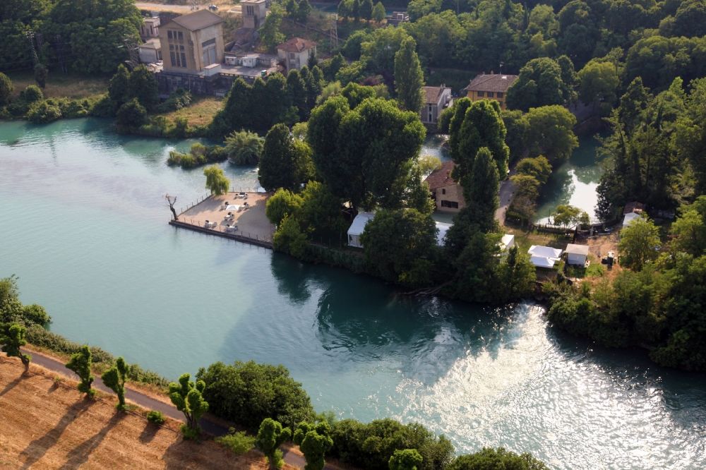 Luftbild Marmirolo - Landschaft bei Marmirolo an den Uferbereichen des Mincio mit einer Ausflugsgaststätte in der Lombardei, Italien