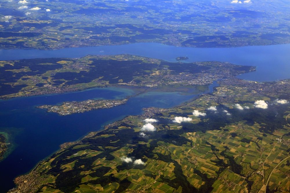 Konstanz von oben - Landschaft am Bodensee mit der Insel Reichenau im Untersee bei Konstanz im Bundesland Baden-Württemberg, Deutschland