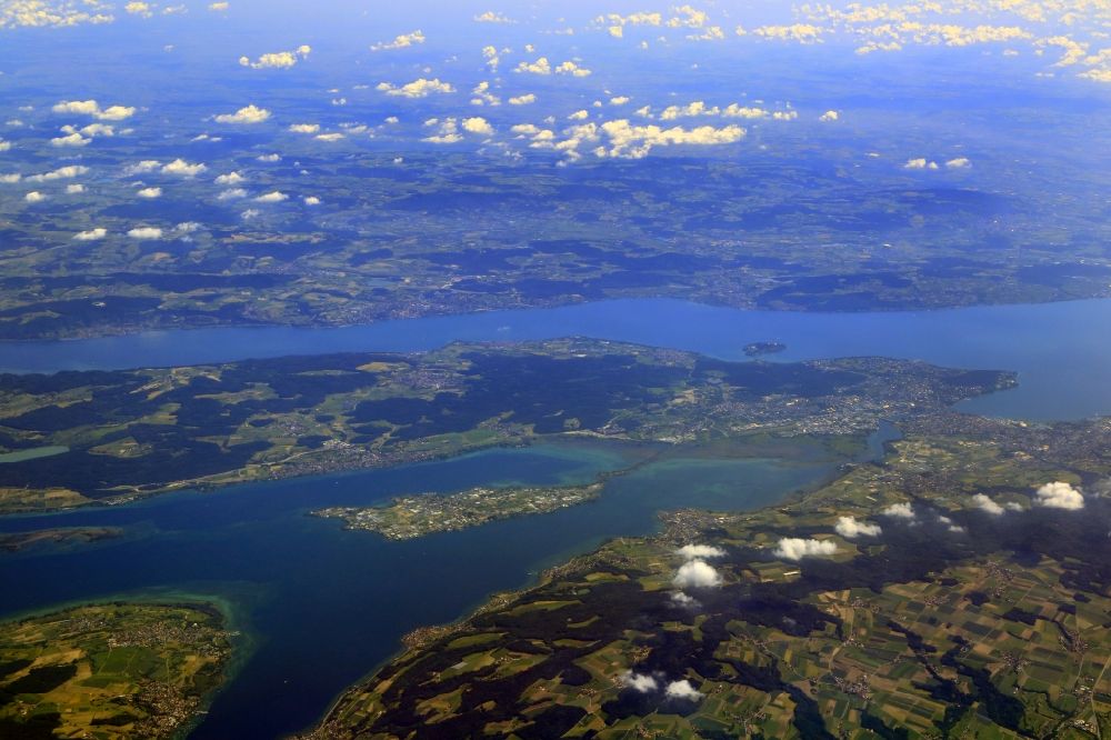 Luftaufnahme Konstanz - Landschaft am Bodensee mit der See- Insel Reichenau bei Konstanz im Bundesland Baden-Württemberg, Deutschland