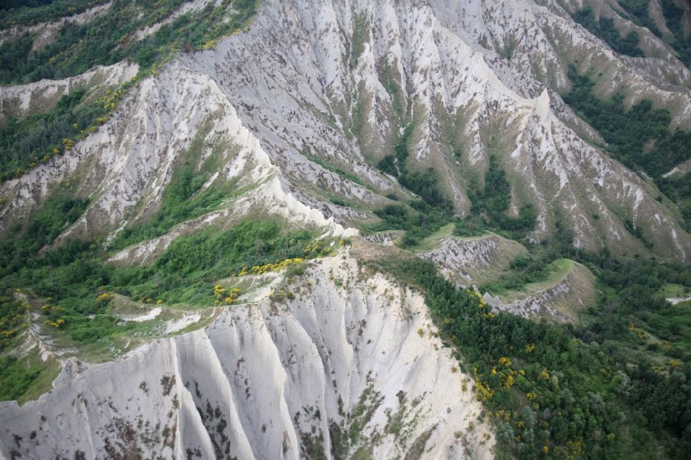 Bagnoregio aus der Vogelperspektive: Landschaft mit Erosionsspuren im vulkanischen Tuffstein bei Bagnoregio in Latium in Italien