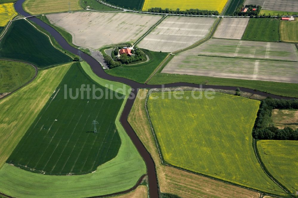 Luftaufnahme Dornum - Landschaft und Felder in der Gemeinde Dornum an der Nordsee Küste in Ostfriesland im Bundesland Niedersachsen