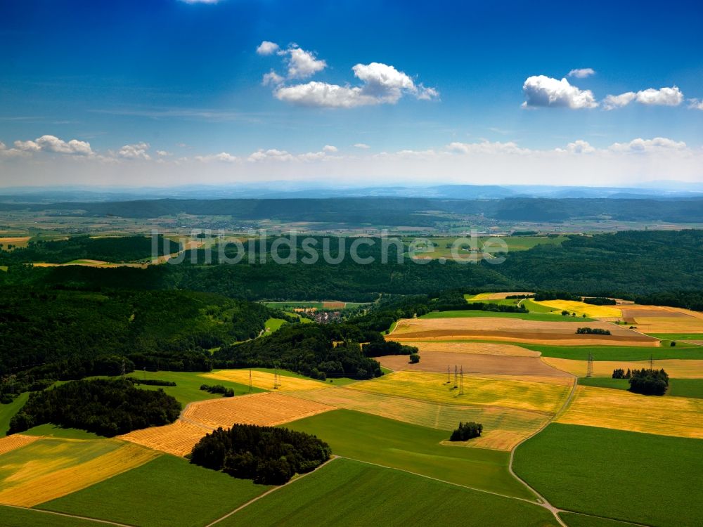 Luftaufnahme Stühlingen OT Bettmaringen - Landschaft von Feldern der Landwirtschaft bei Stühlingen OT Bettmaringen im Bundesland Baden-Württemberg
