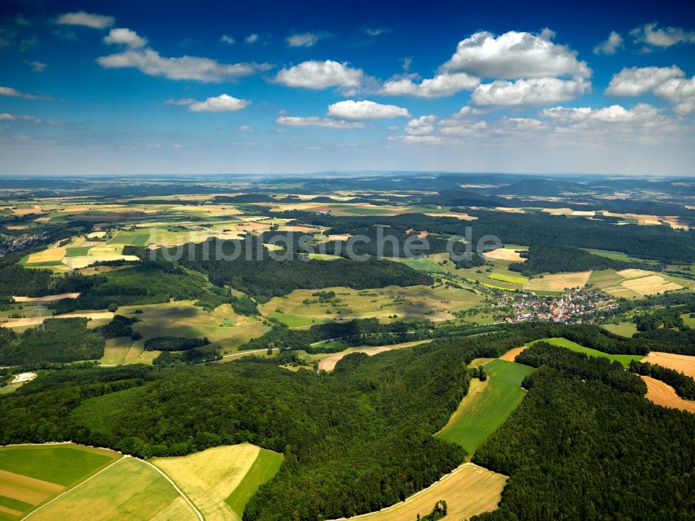 Luftaufnahme Stühlingen OT Bettmaringen - Landschaft von Feldern der Landwirtschaft bei Stühlingen OT Bettmaringen im Bundesland Baden-Württemberg