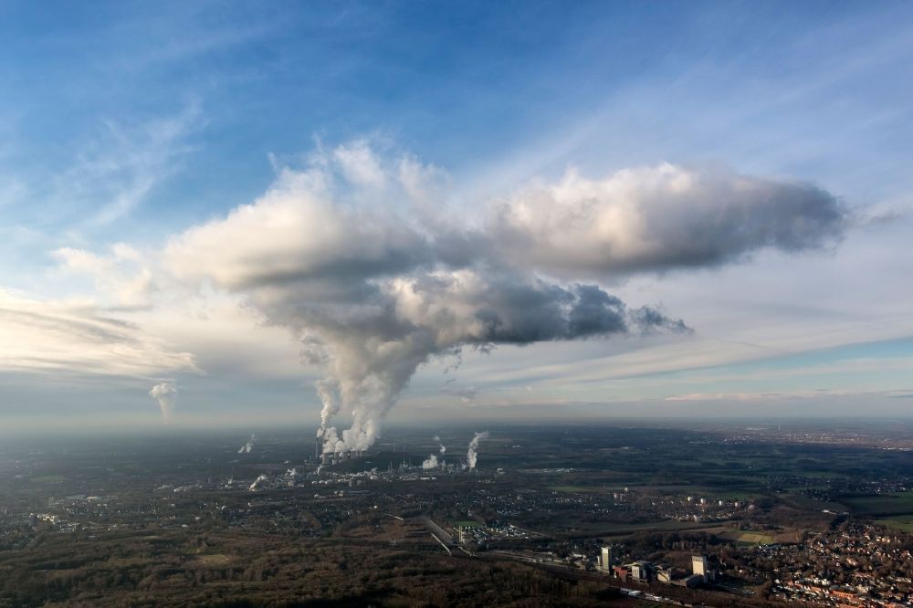 Herten aus der Vogelperspektive: Landschaft einer hoch aufsteigenden Kraftwerkswolke vom Kraftwerk Scholven über Herten und Westerholt im Ruhrgebiet in Nordrhein-Westfalen