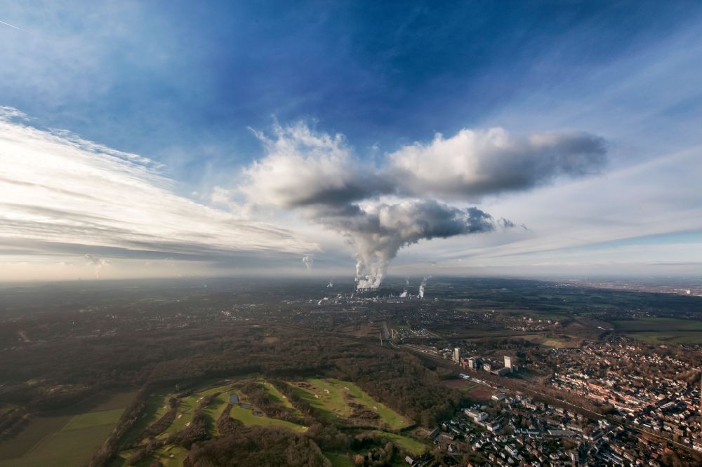 Luftbild Herten - Landschaft einer hoch aufsteigenden Kraftwerkswolke vom Kraftwerk Scholven über Herten und Westerholt im Ruhrgebiet in Nordrhein-Westfalen