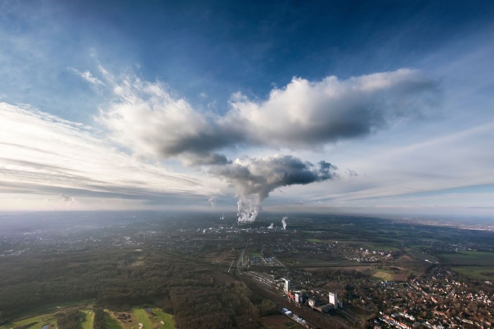 Luftaufnahme Herten - Landschaft einer hoch aufsteigenden Kraftwerkswolke vom Kraftwerk Scholven über Herten und Westerholt im Ruhrgebiet in Nordrhein-Westfalen