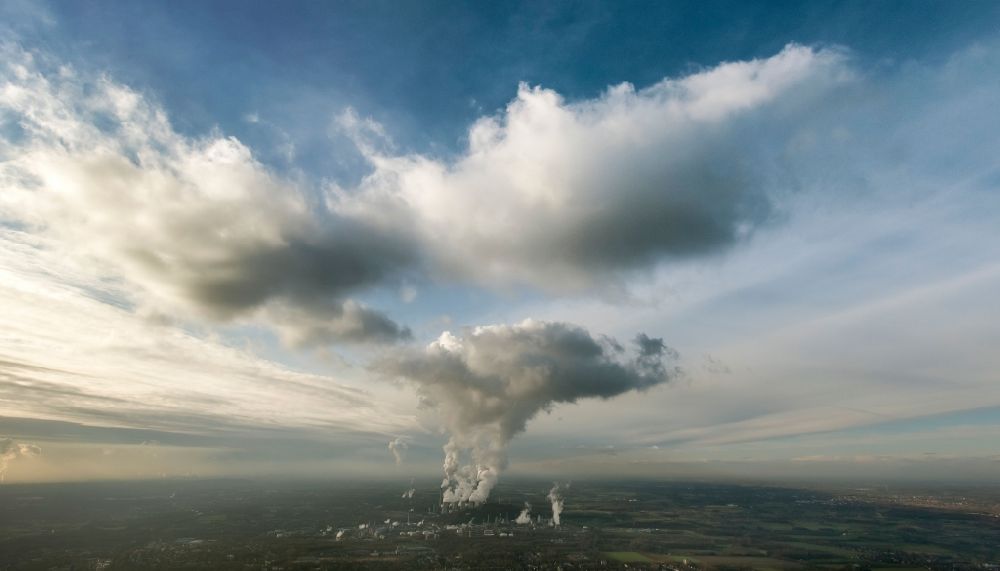 Herten von oben - Landschaft einer hoch aufsteigenden Kraftwerkswolke vom Kraftwerk Scholven über Herten und Westerholt im Ruhrgebiet in Nordrhein-Westfalen