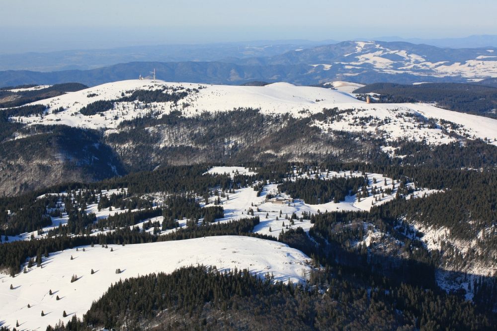 Luftaufnahme Bernau im Schwarzwald - Landschaft im Hochschwarzwald mit Herzogenhorn und Feldberg bei Bernau im Schwarzwald im Bundesland Baden-Württemberg