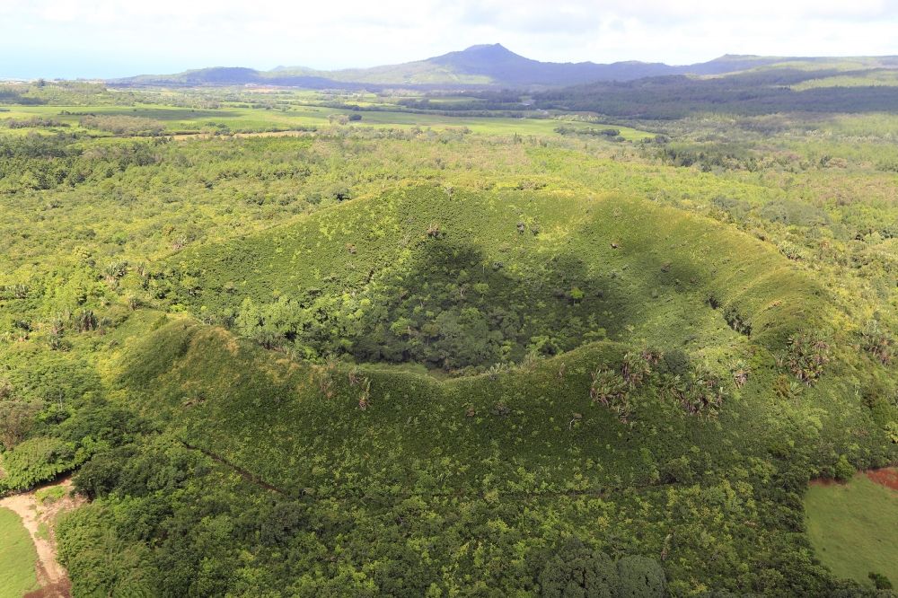 Luftaufnahme Grand Bois - Landschaft mit Krater Kanaka im Bezirk Savanne, Mauritius