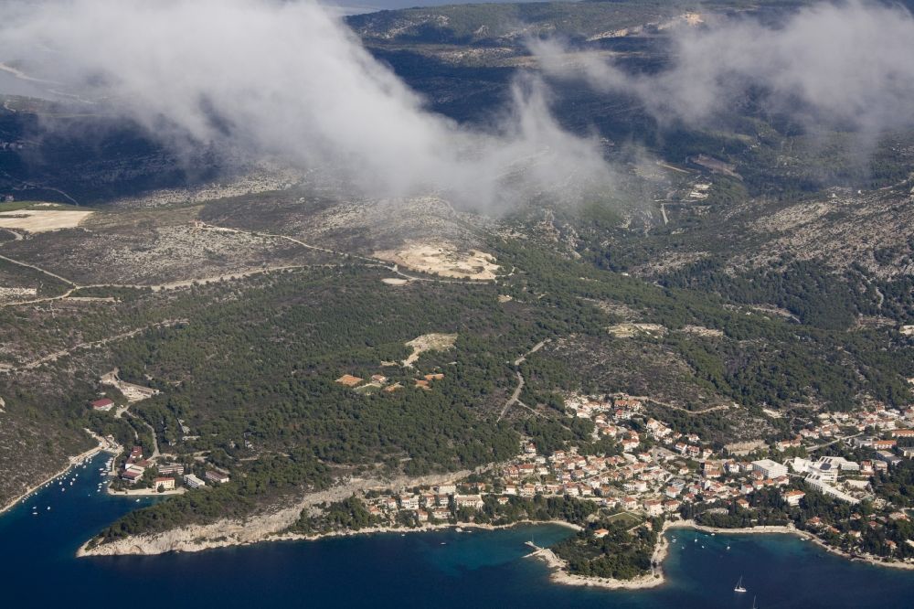 Split von oben - Landschaft an der Küste bei Split in Kroatien