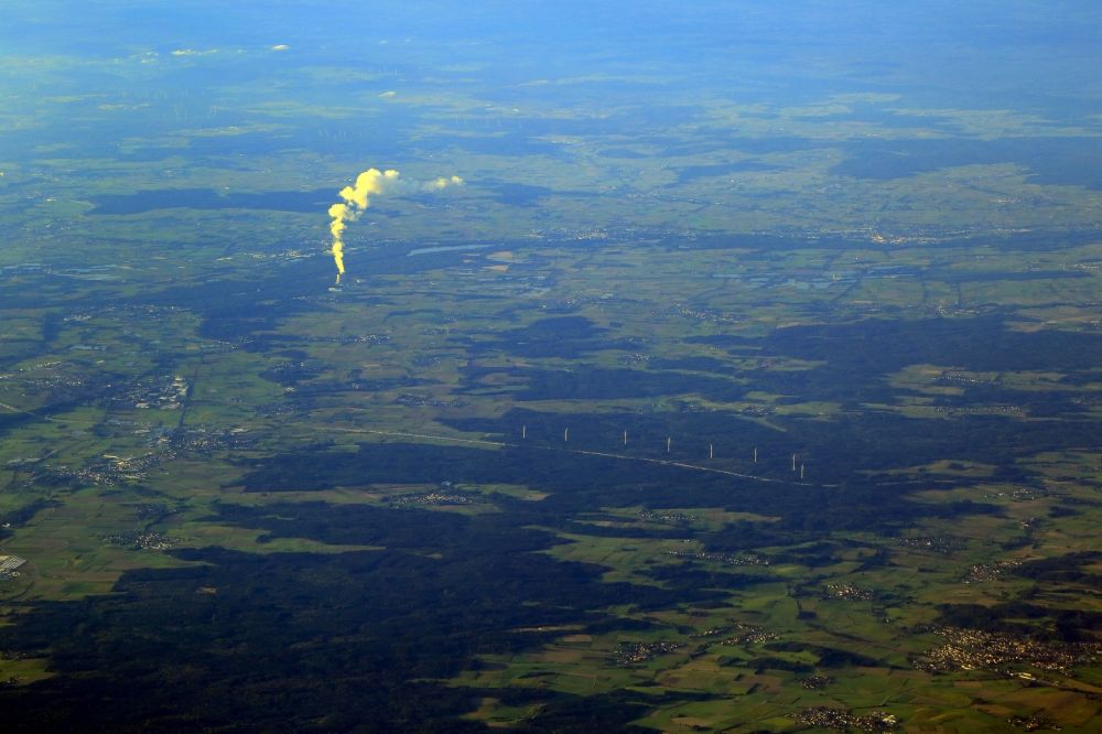 Gundremmingen von oben - Landschaft im Landkreis Günzburg mit der Dampffahne des AKW - KKW Kernkraftwerk Gundremmingen im Bundesland Bayern, Deutschland