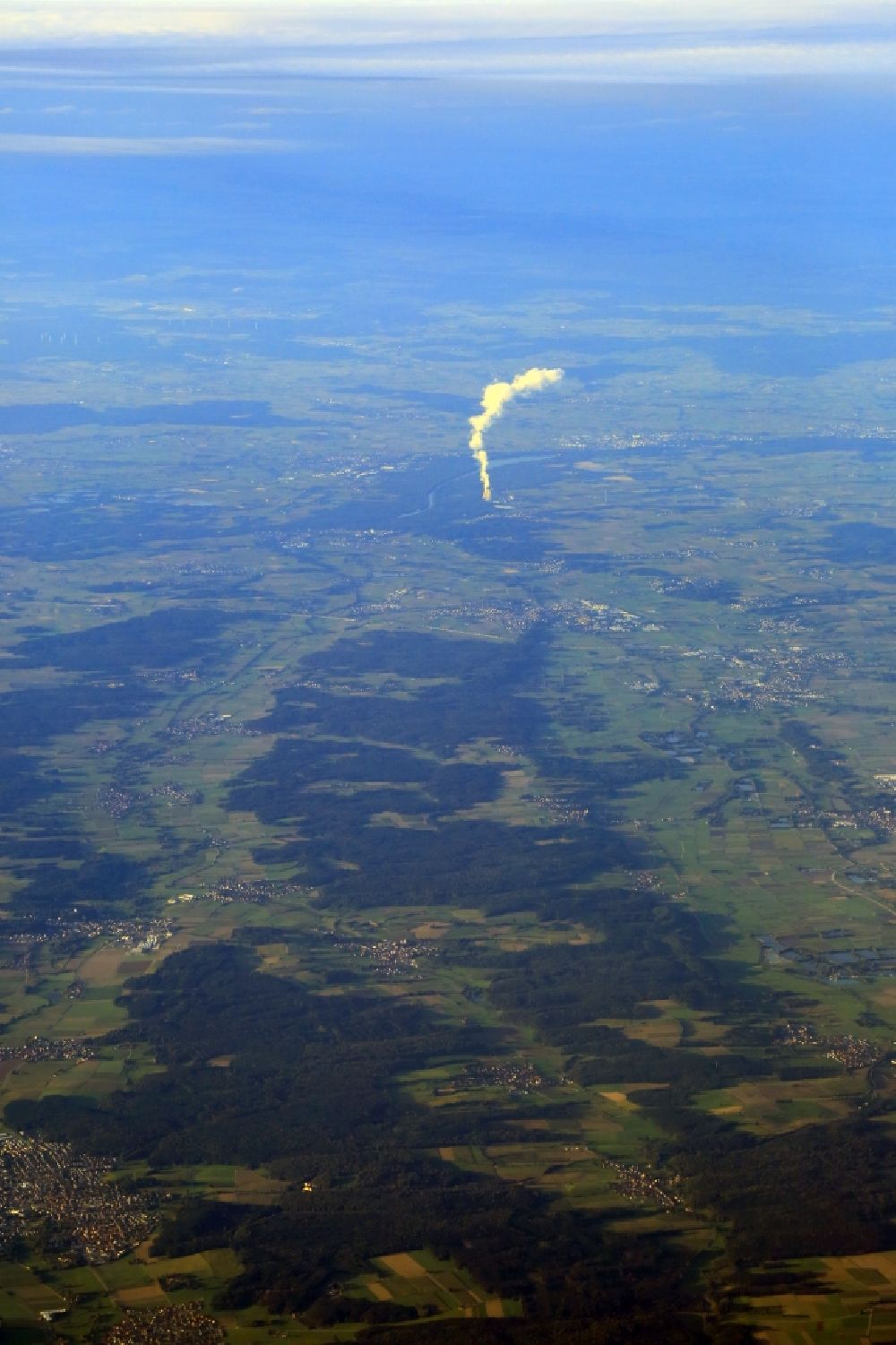 Luftbild Gundremmingen - Landschaft im Landkreis Günzburg mit der Dampffahne des AKW - KKW Kernkraftwerk Gundremmingen im Bundesland Bayern, Deutschland