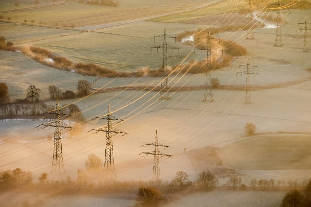 Luftbild Hamm - Landschaft mit Morgennebel über den Strommasten auf den Wiesen der Lippeauen beim Sonnenaufgang am Kohlekraftwerk der RWE im Ortsteil Schmehausen von Hamm in Nordrhein-Westfalen