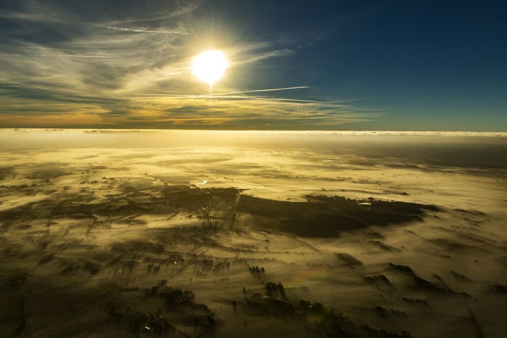 Hechthausen aus der Vogelperspektive: Landschaft im Nebel in Hechthausen im Bundesland Niedersachsen, Deutschland
