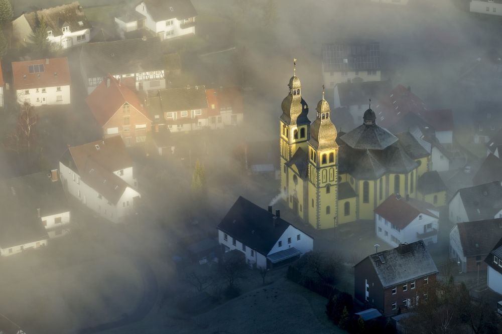 Luftbild Marsberg OT Padberg - Landschaft des aus Nebel- Schicht und Wolken herausragenden Kirche in Padberger, einem Ortsteil von Marsberg im Sauerland in Nordrhein-Westfalen NRW
