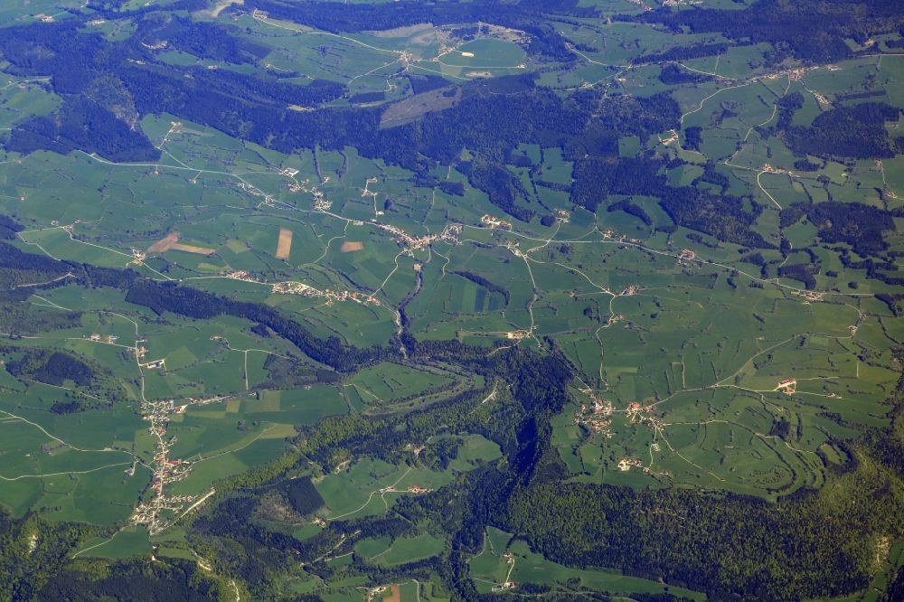 Luftaufnahme Plaimbois-du-Miroir - Landschaft und Ortsansichten von Plaimbois-du-Miroir (links), Mont-de-Laval (rechts) und Montbeliardot mit Le Luhier (Bildmitte) in Bourgogne-Franche-Comte, Frankreich