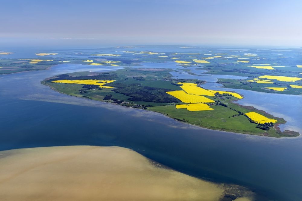 Ummanz aus der Vogelperspektive: Landschaft der Ostsee- Küste vor Ummanz auf der Insel Rügen im Bundesland Mecklenburg-Vorpommern
