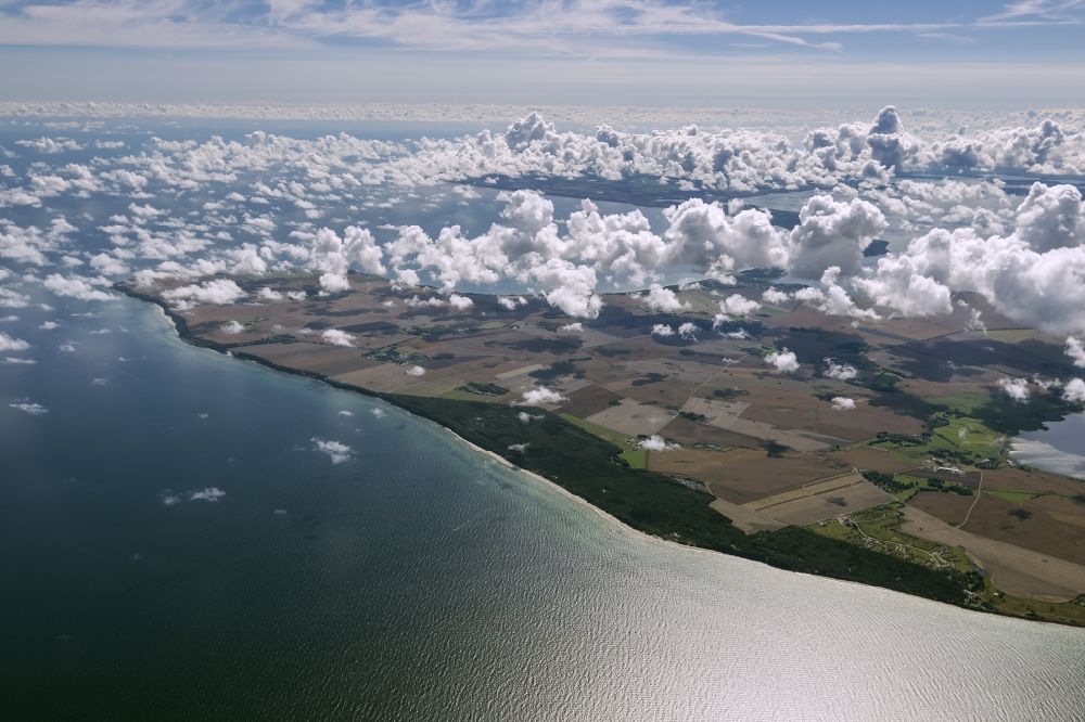 Luftaufnahme Dranske - Landschaft der Ostseeküste zwischen Dranske und Wittow auf der Insel Rügen im Bundesland Mecklenburg-Vorpommern
