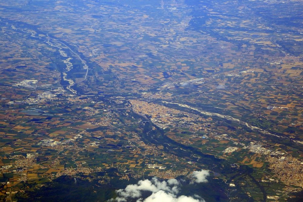 Cuneo aus der Vogelperspektive: Landschaft am Ufer des Flußverlaufes Stura di Demonte in Cuneo in Piemont, Italien