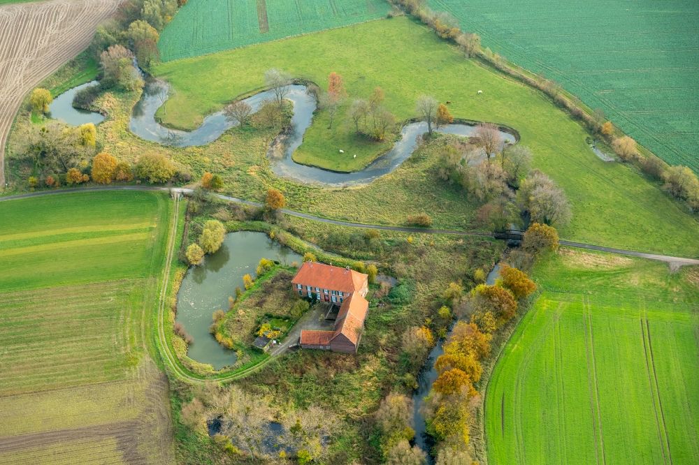 Süddinker aus der Vogelperspektive: Landschaft am Ufer- Verlauf des Flusses Ahse bei Süddinker in Nordrhein-Westfalen
