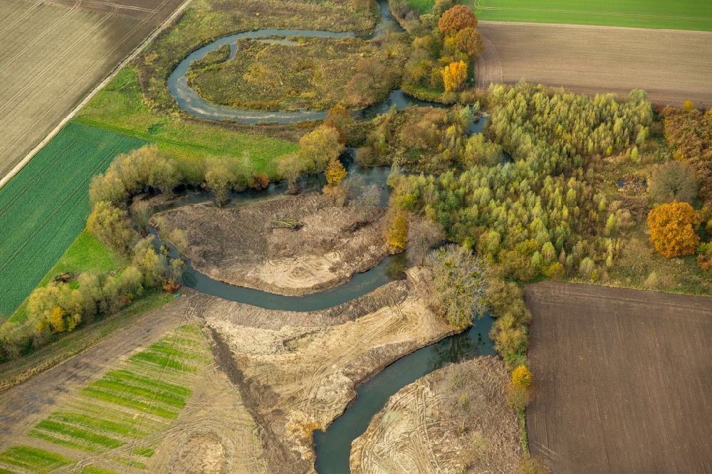 Süddinker von oben - Landschaft am Ufer- Verlauf des Flusses Ahse bei Süddinker in Nordrhein-Westfalen
