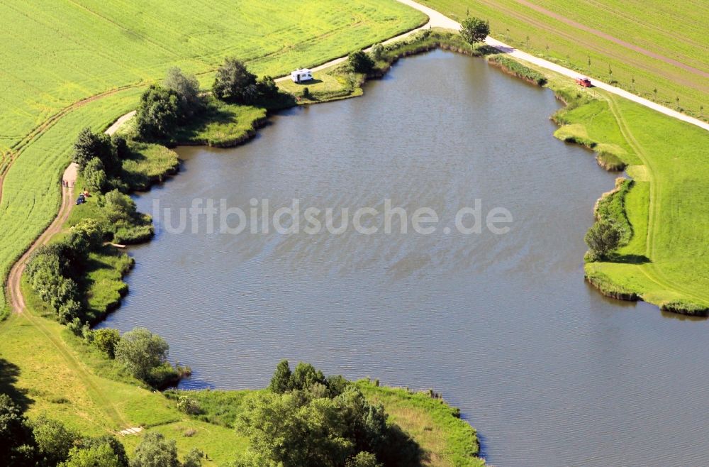 Mühlberg aus der Vogelperspektive: Landschaft mit Uferbereich am Kleinen See an der Schlossleite bei Mühlberg von Thüringen