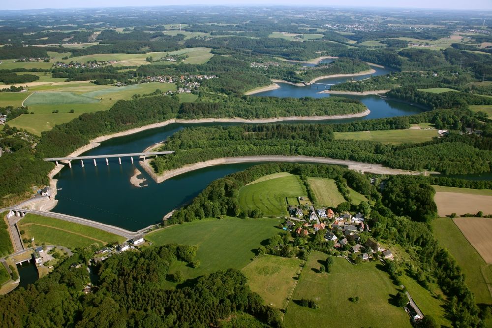 Luftaufnahme Radevormwald - Landschaft am Uferbereich der Wupper an der Beverttalsperre in Radevormwald im Bundesland Nordrhein-Westfalen