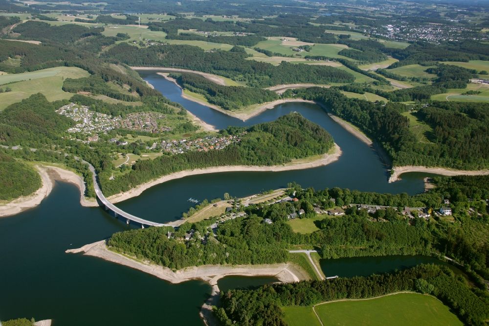 Radevormwald aus der Vogelperspektive: Landschaft am Uferbereich der Wupper an der Beverttalsperre in Radevormwald im Bundesland Nordrhein-Westfalen