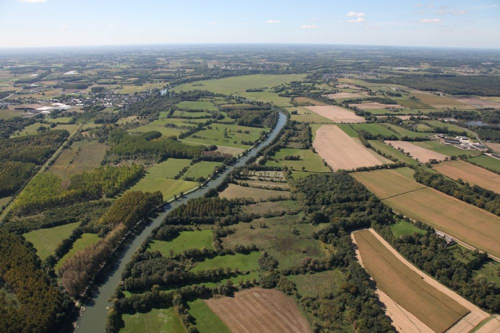 Corzé von oben - Landschaft an den Uferbereichen des Loir Flussverlaufes bei Corzé in Pays de la Loire, Frankreich