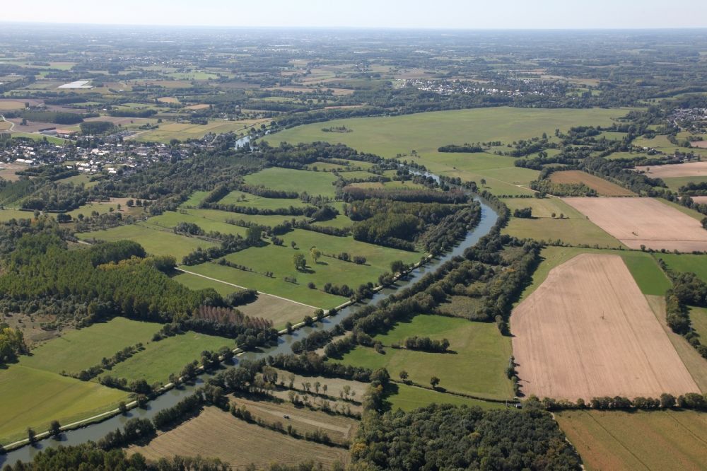 Corzé aus der Vogelperspektive: Landschaft an den Uferbereichen des Loir Flussverlaufes bei Corzé in Pays de la Loire, Frankreich