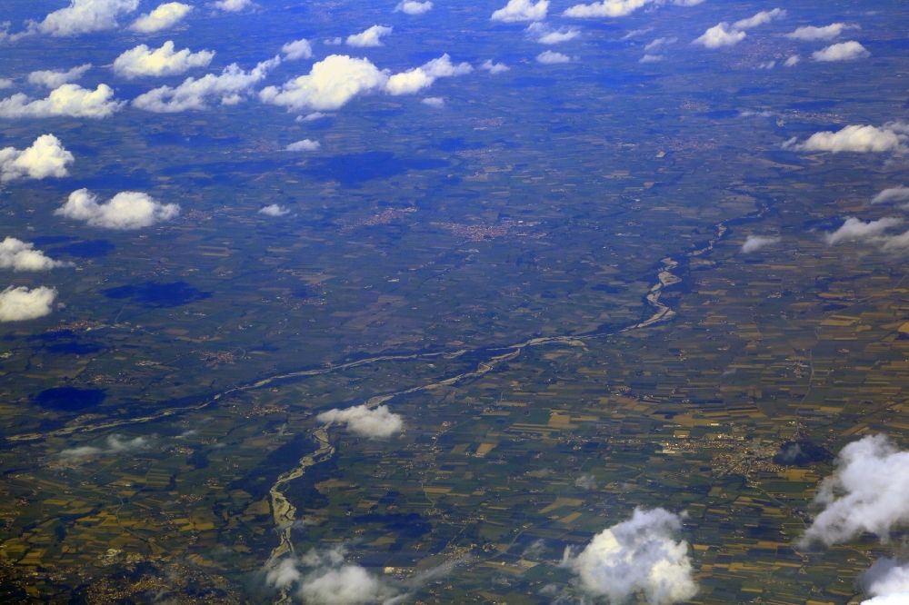 Luftaufnahme Cavour - Landschaft an den Uferbereichen der Mündung der Chisone in den Fluss Pellice in der Po-Ebene bei Cavour in Piemont, Italien