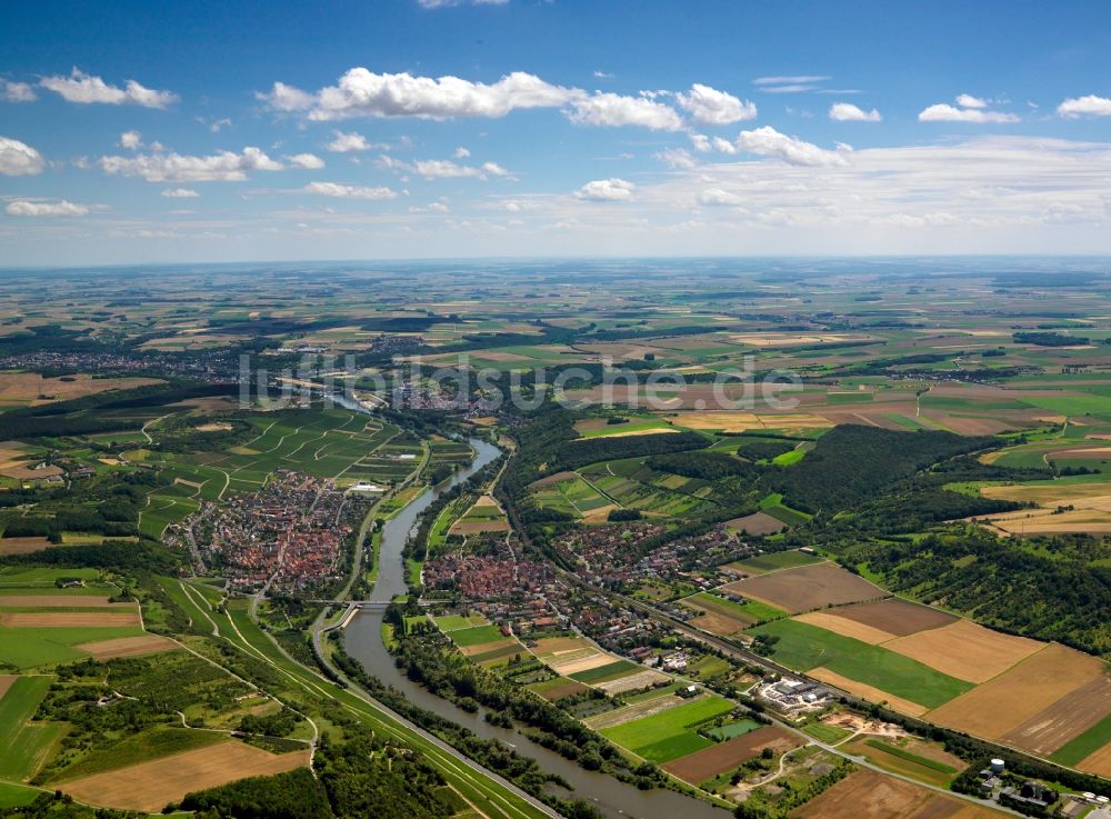 Sommerhausen aus der Vogelperspektive: Landschaft und Verlauf des Main in Sommerhausen im Bundesland Bayern